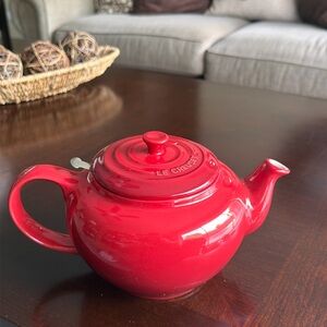 Le Creuset Classic STONEWARE TRADITIONAL TEAPOT, 1.4 QT., CERISE